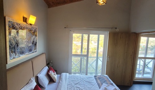 Premium Apartment, 1 King Bed, Balcony, Lake View
