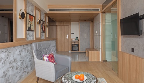 Suite with bathtub