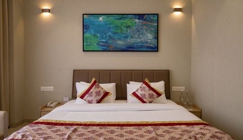 Deluxe King Room with City View