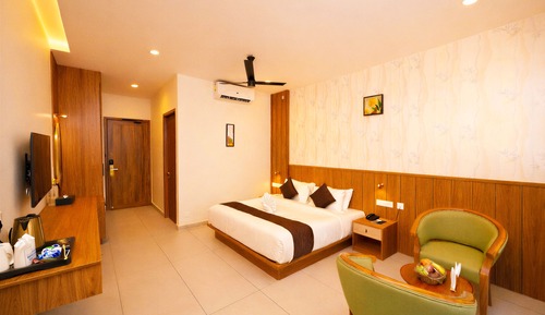 Luxury Double Room, 1 King Bed, Balcony, Lake View