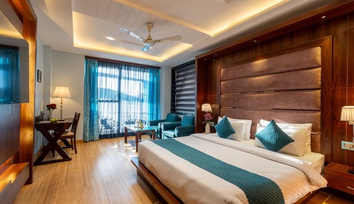 "Deluxe Room With Balcony and Bathtub (No View)