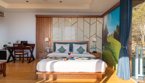 Superior Room With Balcony and Bathtub (Garden View)