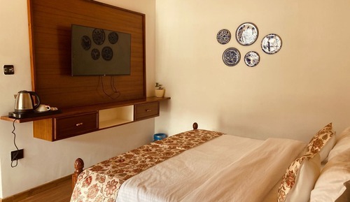 Naina Lodge Balcony Room Green