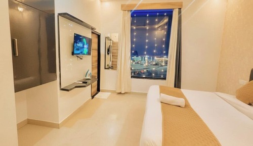Deluxe Room, 1 King Bed, Smoking, Private Bathroom