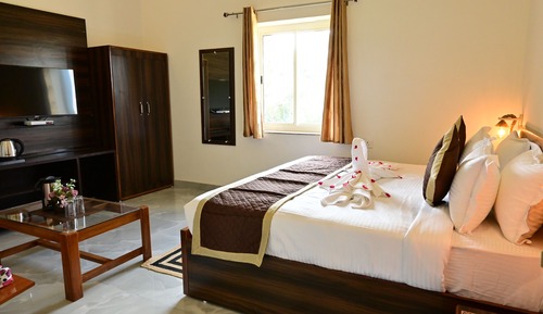 Deluxe Double Room, 1 King Bed, Pets Allowed, Pool View