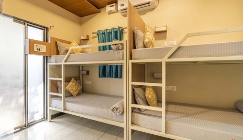 Deluxe 6-Bed Mixed Dorm