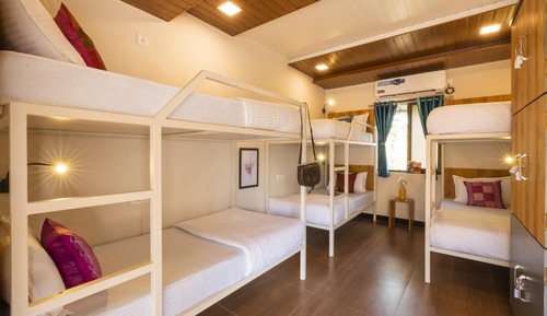 Deluxe 6-Bed Female Dorm