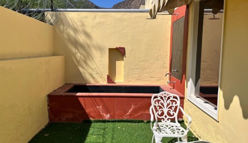 Club Cottage With Dip Pool