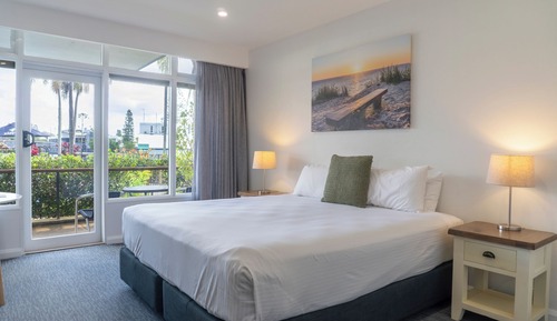 Standard Room, 1 King Bed, Pool View