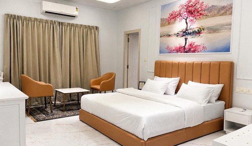 Shikhar - 4 Bedrooms with Jacuzzi