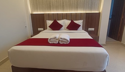  Luxury Suite With Balcony and Seating Lounge