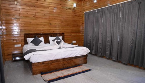 Deluxe Wooden Cottage Room