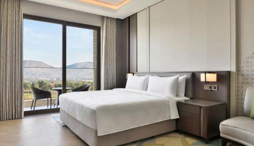 Luxury King Suite with Golf View - Club Lounge Access