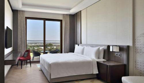 Signature King Room with balcony and complimentary evening local tea experience