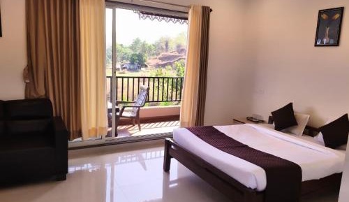 Deluxe Double Room (2 Adults + 1 Child)