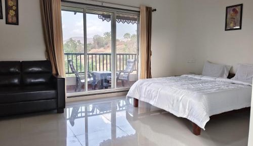 Deluxe Double Room (2 Adults + 1 Child)