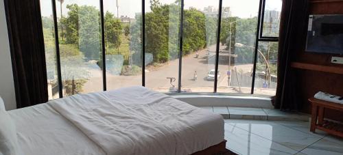 Deluxe Double Room (2 Adults + 1 Child)