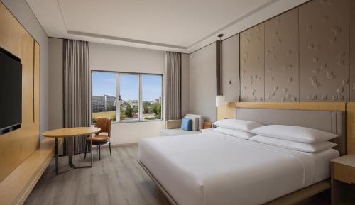 Deluxe Guest room, 1 King, City view - 10% Discount on F&B and Laundry till 15th September 2026