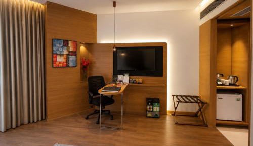 Hazel King Suite with Courtyard View