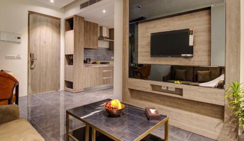 King Suite with 20% off on Food & Beverages, 20% discount on Laundry & Complimentary Hi Tea