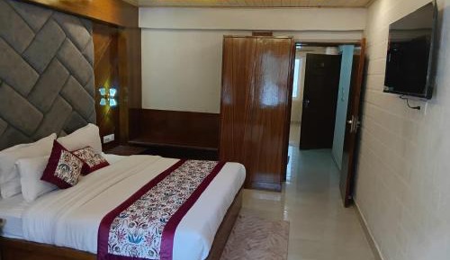 Suite with Mountain View