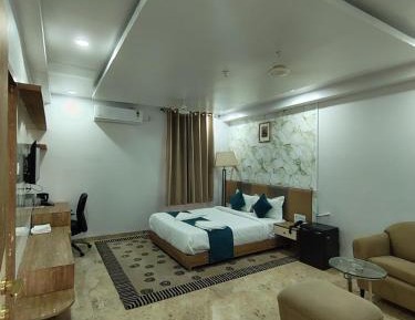 Deluxe Double Room (2 Adults + 1 Child)