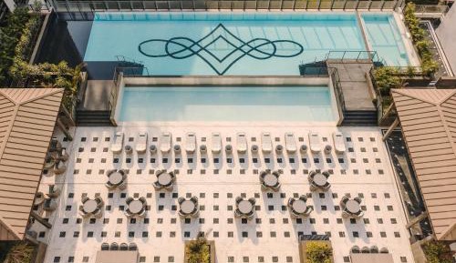 Fairmont Twin Room with Pool View and Complimentary Airport Transfers (T1 & T2) , Soft Mini Bar , Daily 4 Piece Laundry(Non Cumulative) and 15% discount on dining (barring IRD & tobacco), Book a 60-Min Spa Session & 50% Off on Cryotherapy*