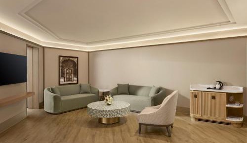 Deluxe King Suite with Sofa Bed: Enjoy INR 1500 hotel credits per stay
