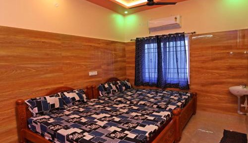 Quadruple Room with Private Bathroom