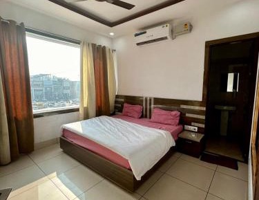 Deluxe Room (2 Adults + 1 Child)