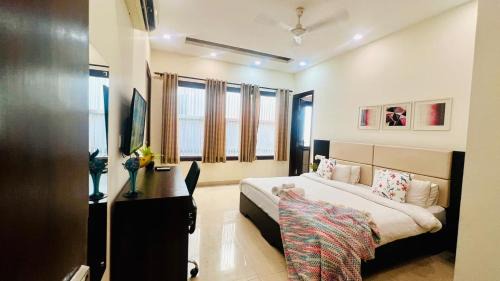 Four-Bedroom Apartment with Balcony 