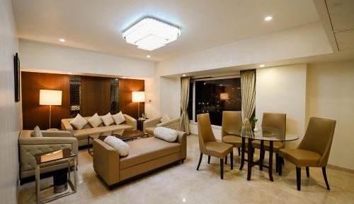 Grand Suites (15% discount on food and soft beverage)