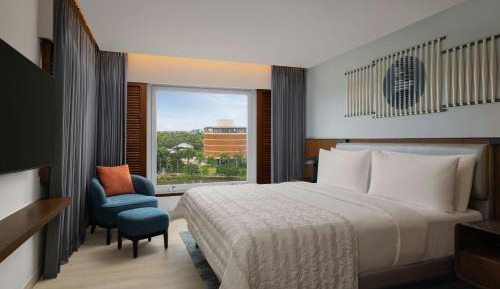 One-Bedroom King Suite with Sunset Island View