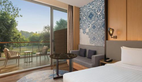 Premier, Guest Room, 1 King, Garden view