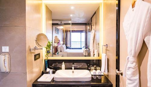 Deluxe King Room with Shower and Balcony - 20% Discount on F&B, SPA & Laundry - Early check in and late checkout of 2 hours - subject to availability 