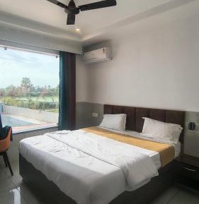 Deluxe Double Room (2 Adults + 1 Child)