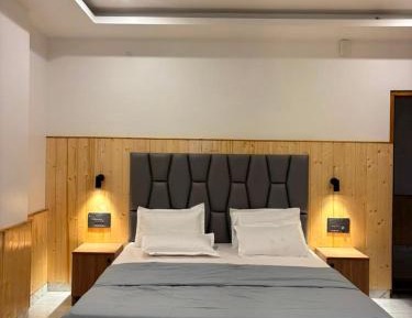Deluxe Double Room (2 Adults + 1 Child)