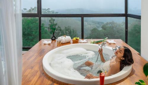 Valley View Jacuzzi Suite
