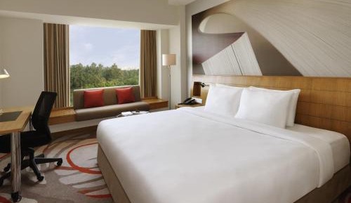 Executive Premier Floor 1 Queen Bed with 1 way airport transfer and Cocktail Hours and Lounge Access