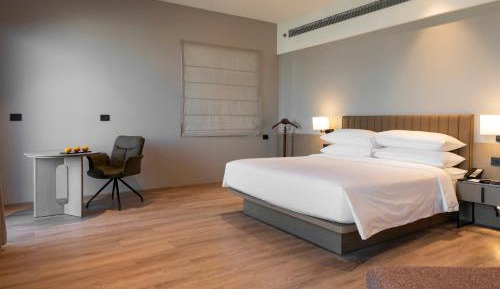 King Studio Suite with Tub and Balcony - Top Floor