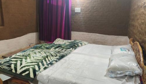 Deluxe Room (2 Adults + 1 Child)