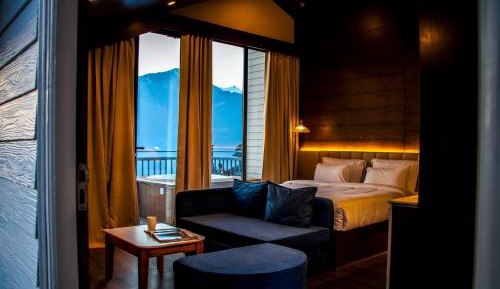 Queen Suite with Spa Bath