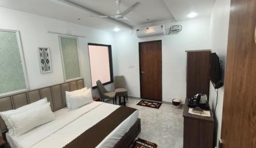 Deluxe Room (2 Adults + 1 Child)