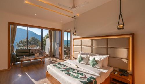 King Room with Bathtub, Balcony & Lake View