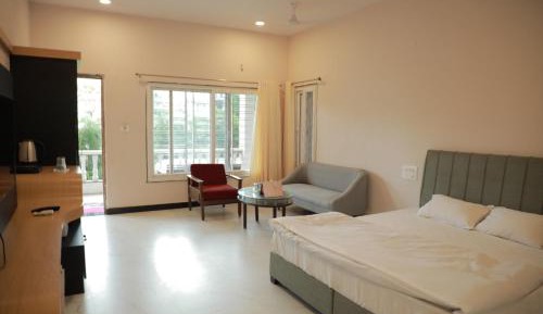 Deluxe Double Room (2 Adults + 1 Child)