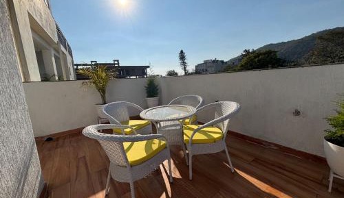 Apartment with Mountain View