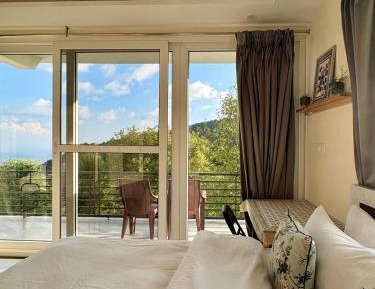 Studio with Mountain View