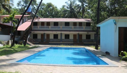 Deluxe Double Room (2 Adults + 1 Child)