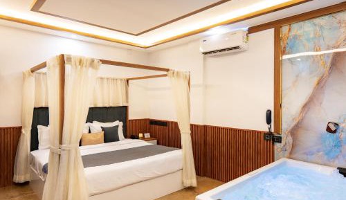 Suite with Hot Tub