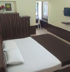 Deluxe Double Room (2 Adults + 1 Child)